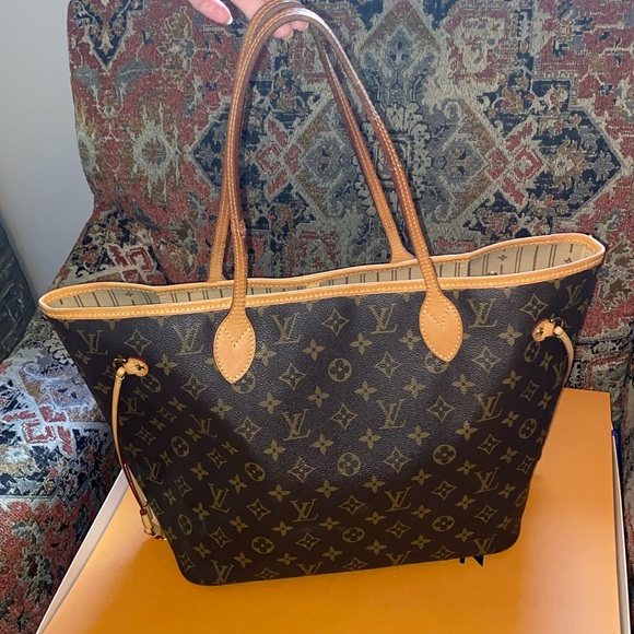 Louis Vuitton Handbags - Louis Vuitton Authentic Neverfull Monogram bag MM